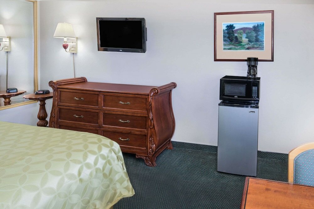 Фото Days Inn by Wyndham Ontario Airport