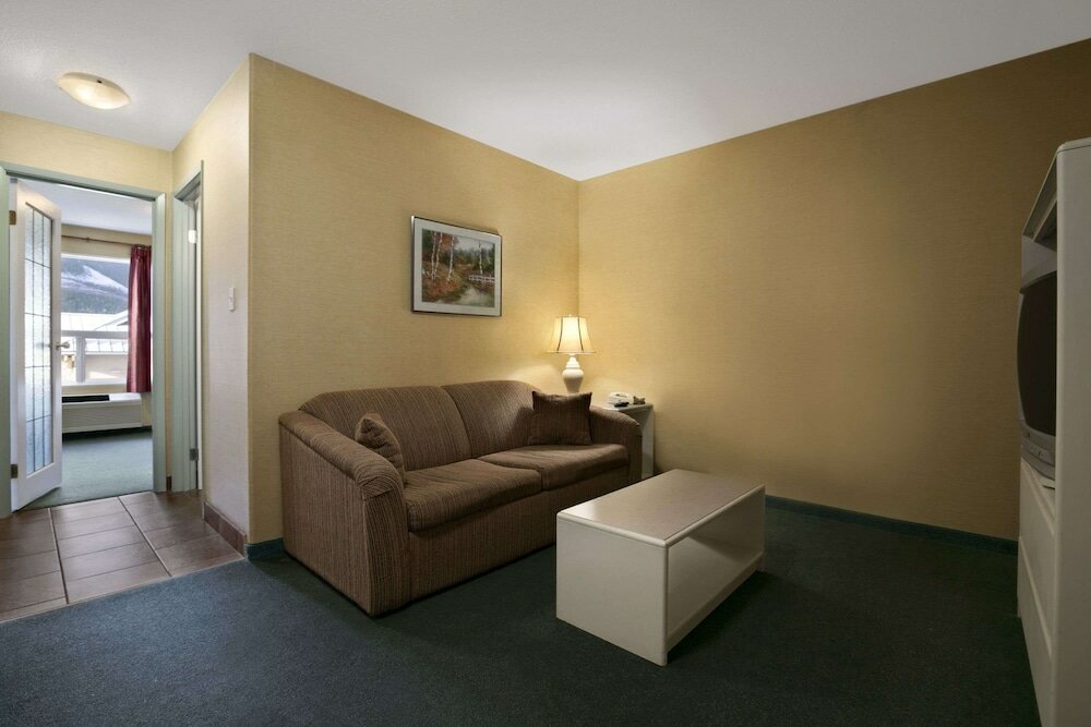 Фото Super 8 by Wyndham Revelstoke Bc