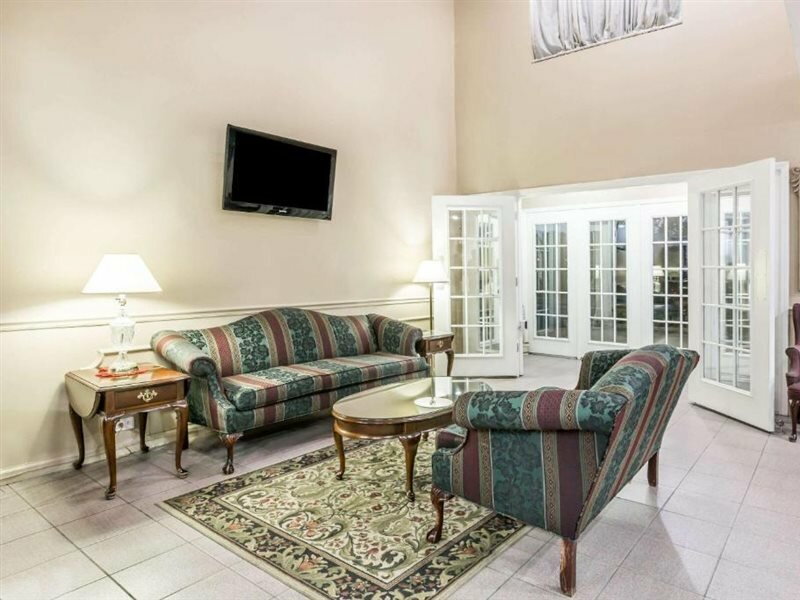 Фото Super 8 by Wyndham Clinton