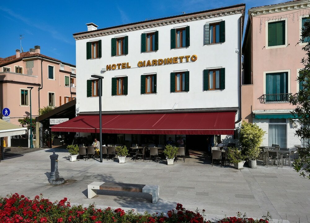 Фото отеля 1