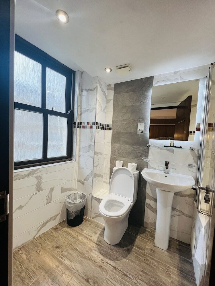 Фото Cheshire Hotel Central London