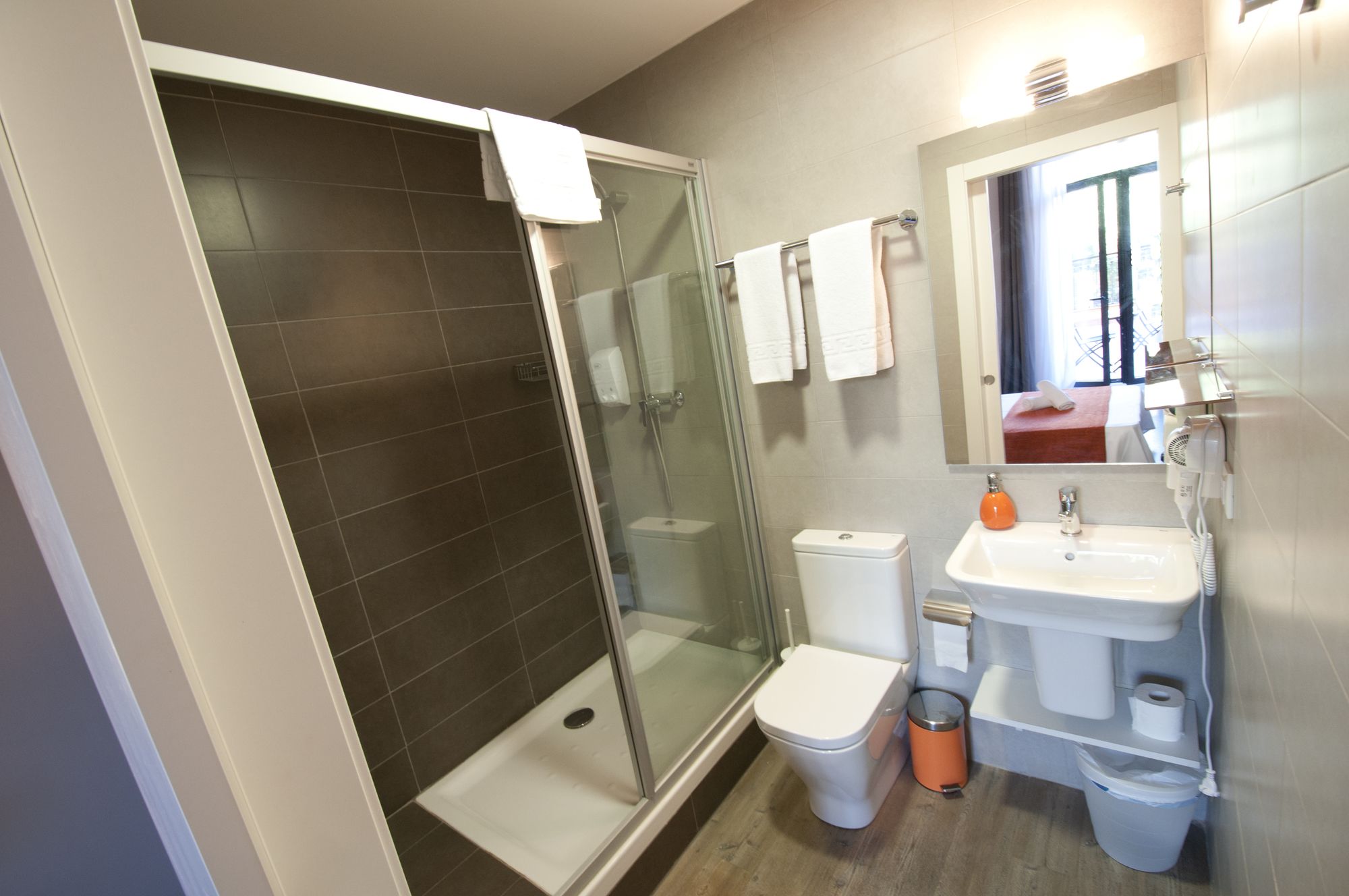 Фото Hostal Live Barcelona