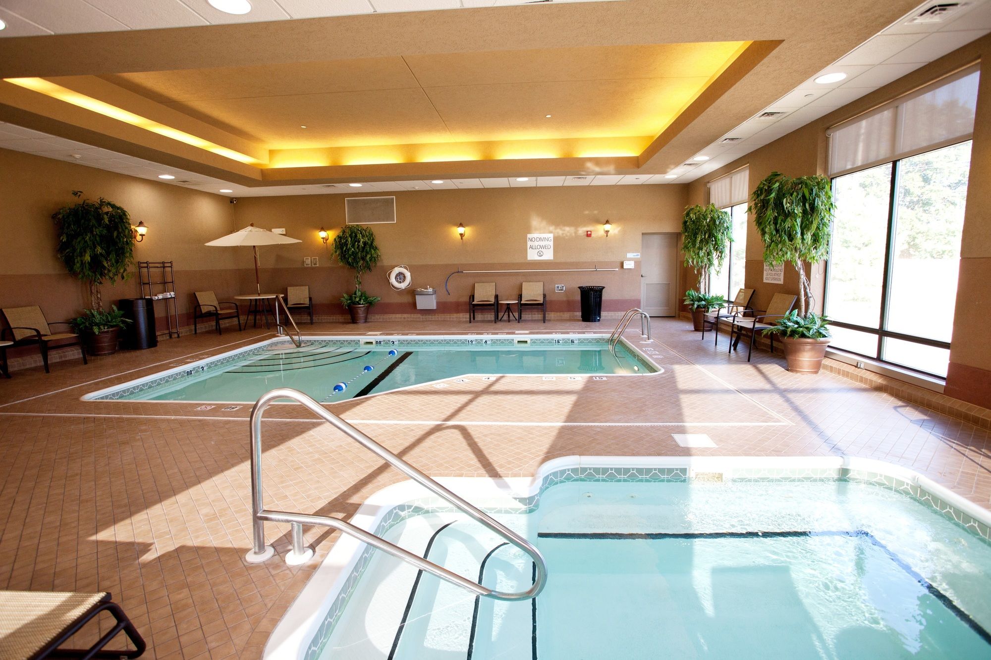 Фото Holiday Inn Express and Suites Springfield Medical District, an Ihg Hotel