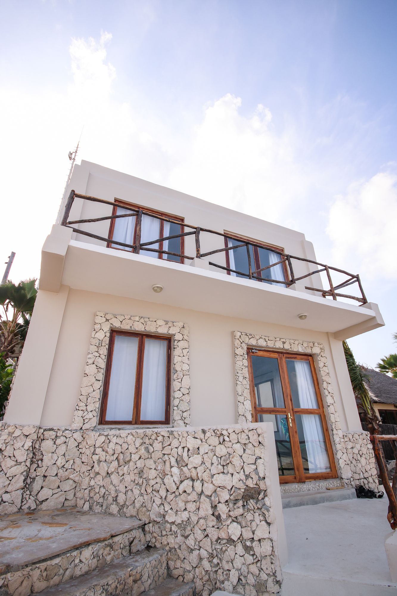 Фото Coral Rocks Hotel & Restaurant