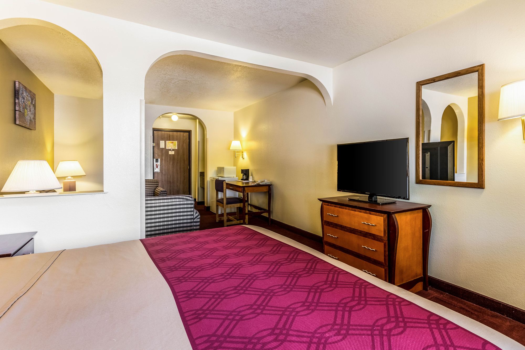 Фото Econo Lodge Inn & Suites