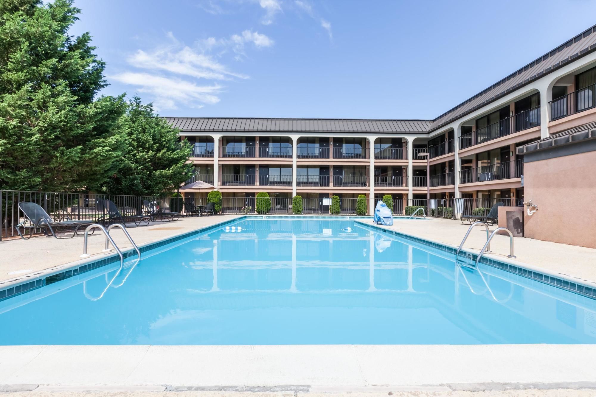 Фото Days Inn by Wyndham Newark Wilmington