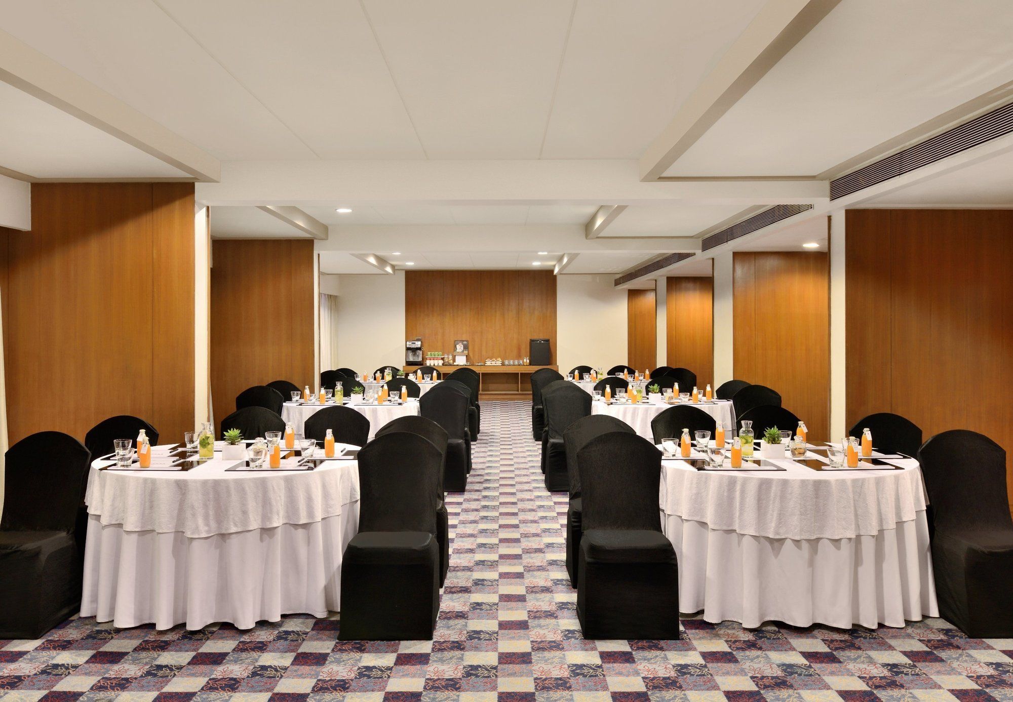 Фото Courtyard Hyderabad by Marriott