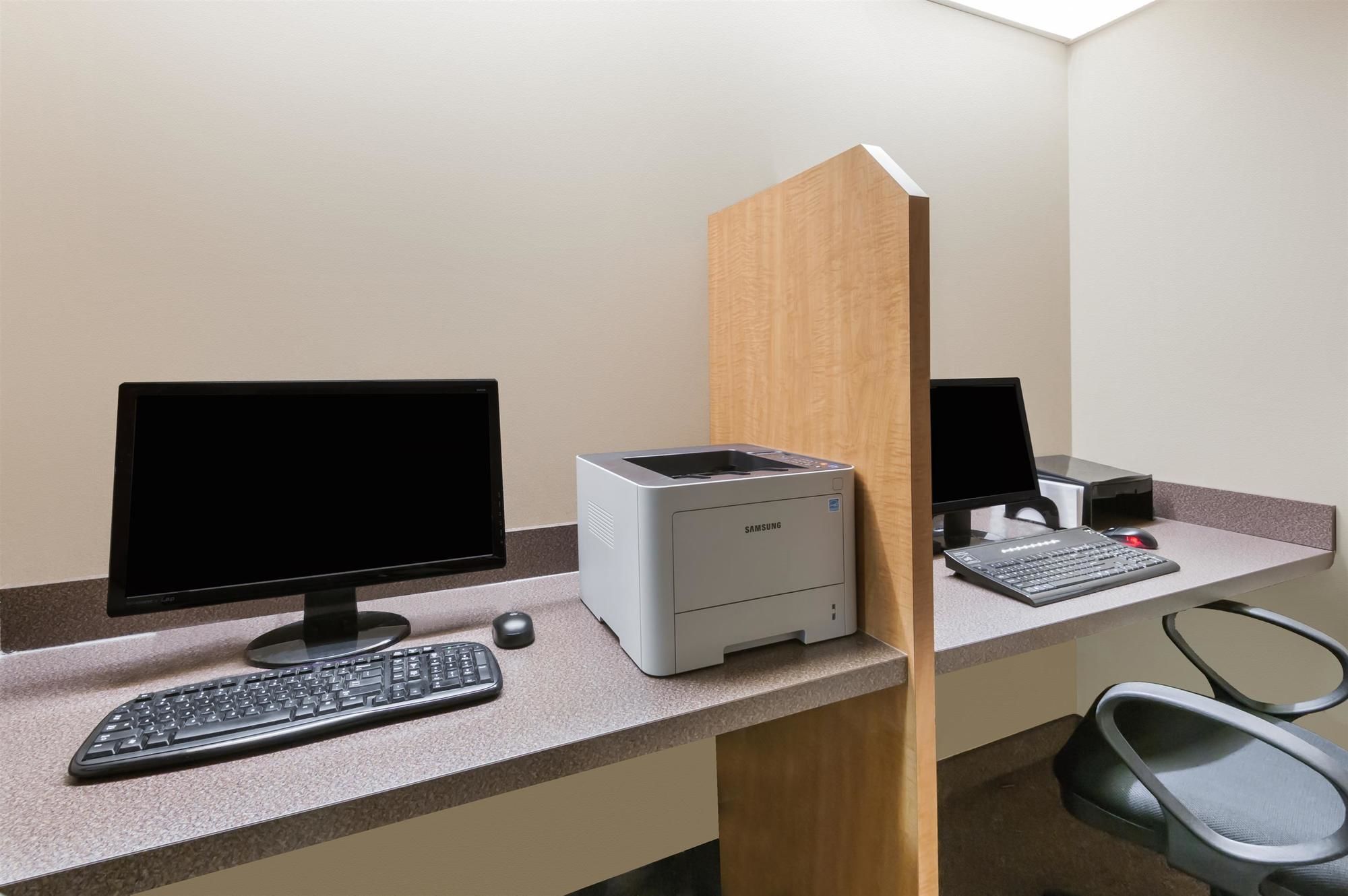 Фото Ramada by Wyndham Airdrie Hotel and Suites