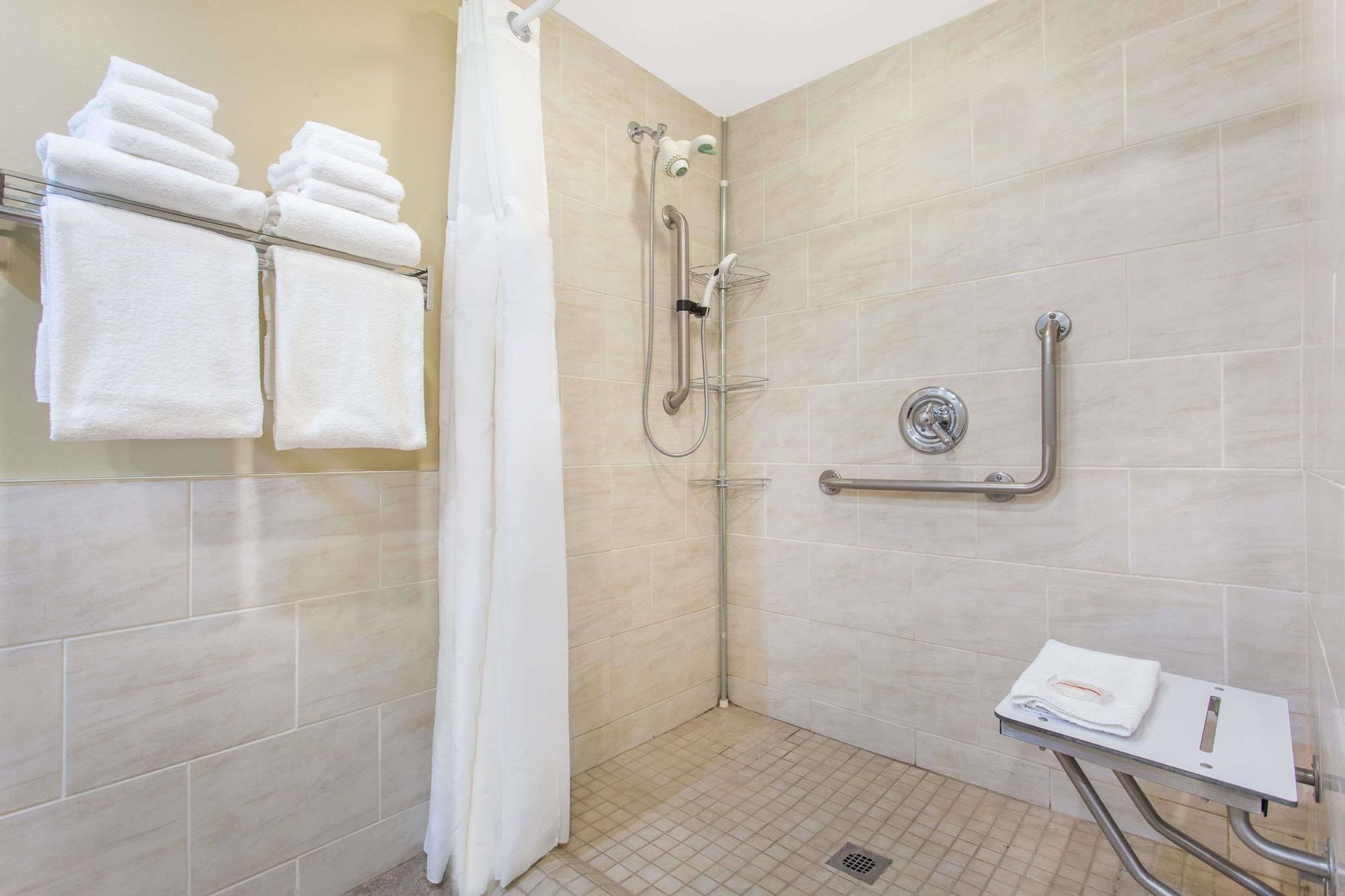 Фото Ramada by Wyndham Cornwall