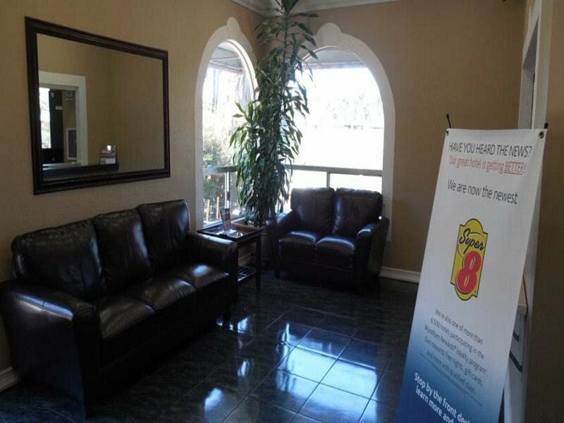 Фото Super 8 by Wyndham San Diego Hotel Circle