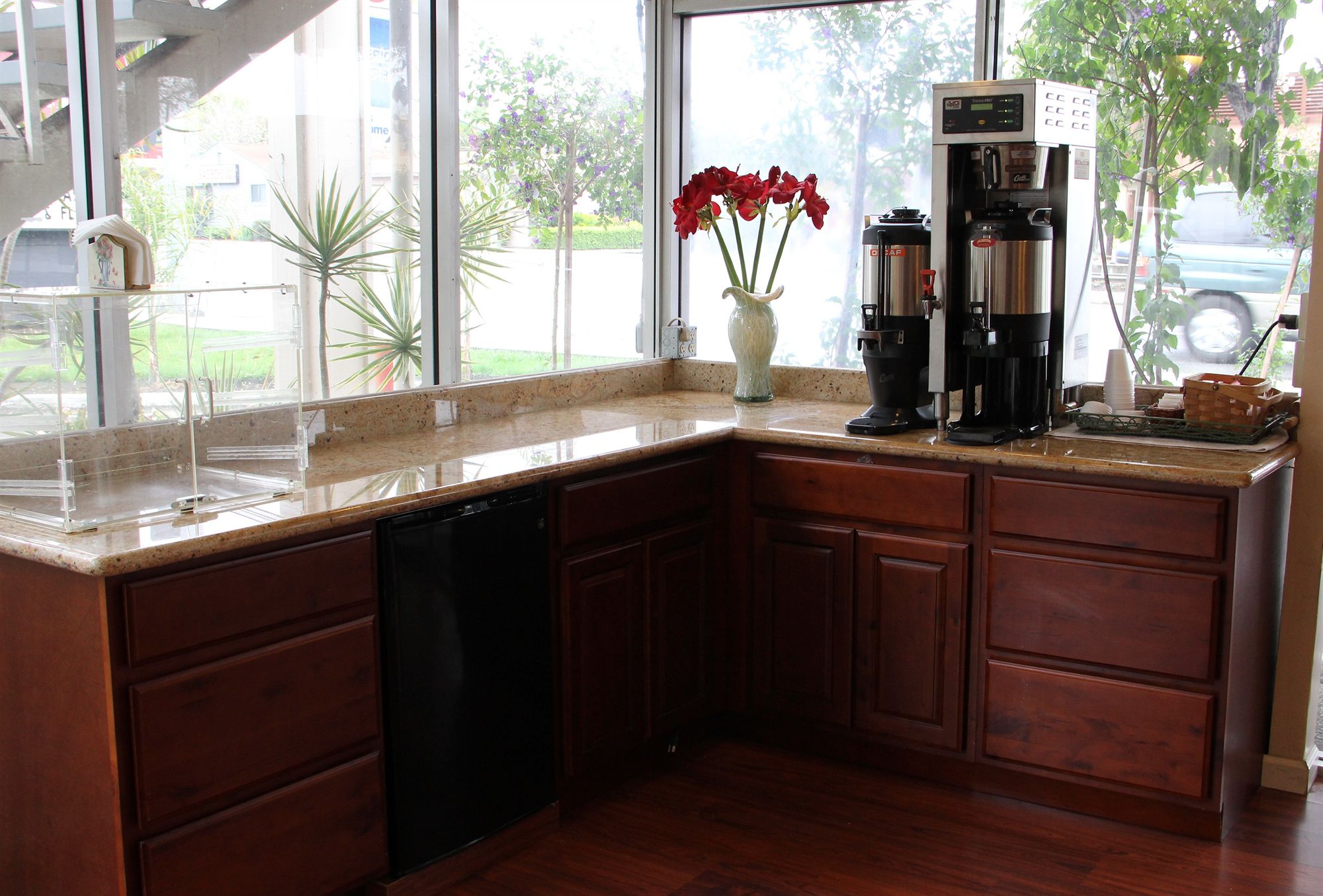 Фото Caravelle Inn & Suites