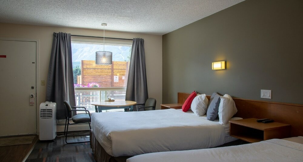 Фото Rundle Mountain Lodge