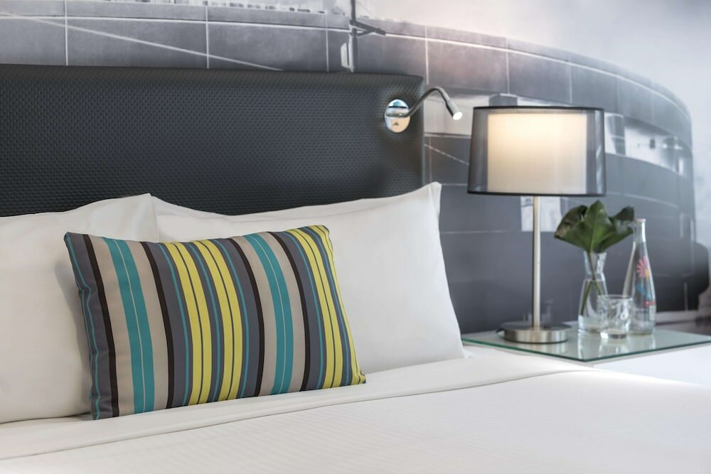 Фото Oaks Melbourne on William Suites