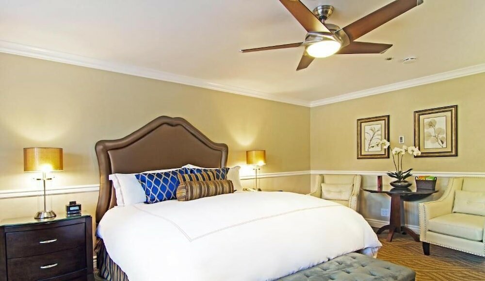 Фото Carriage House Inn