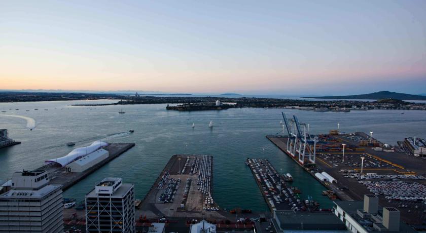 Фото Auckland Harbour Suites
