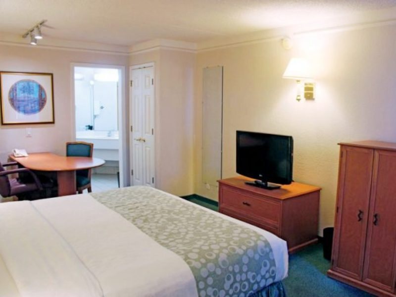 Фото La Quinta Inn by Wyndham Santa Fe