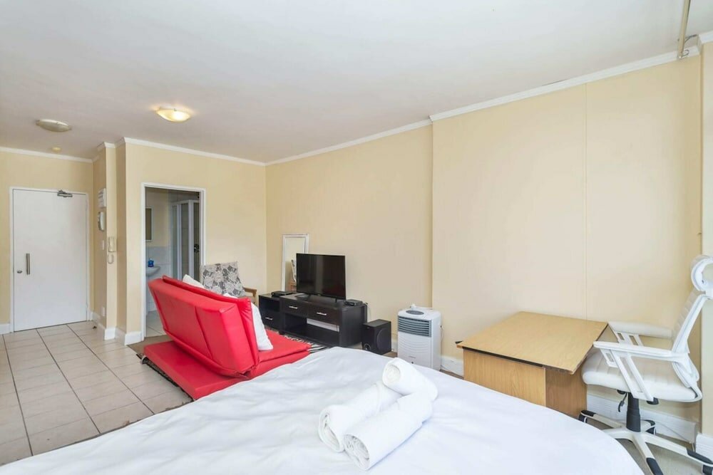 Фото Bright Studio Apartment w Stunning Roof-top Pool