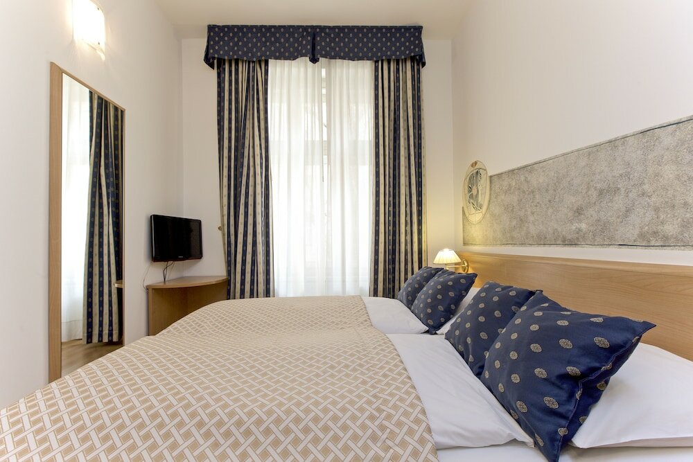 Фото Hotel Tivoli Prague