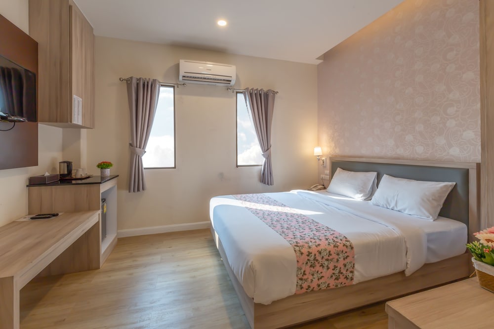 Фото Leela Orchid Hotel
