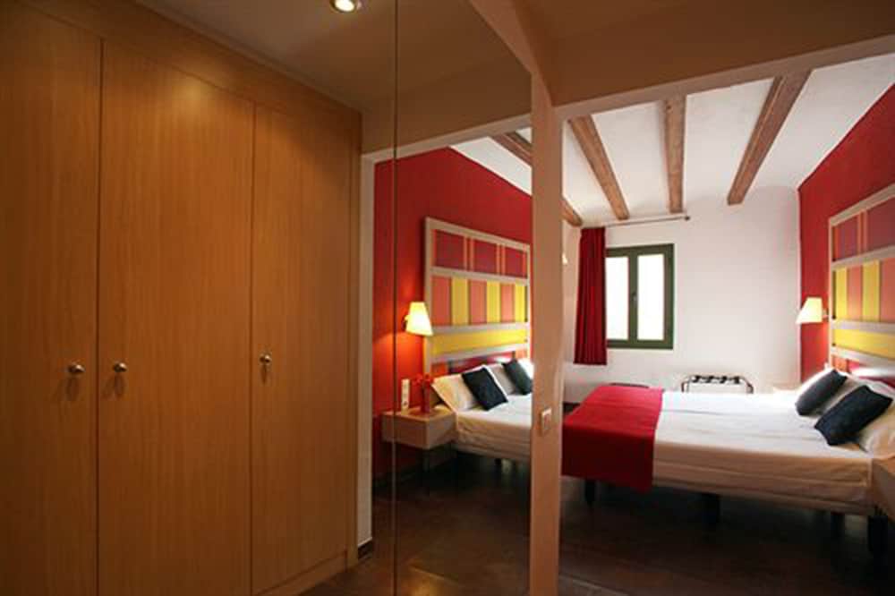 Фото Apartaments Ciutat Vella