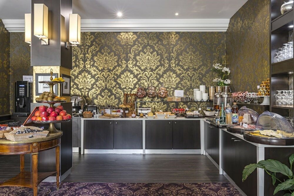 Фото Hôtel Le Versailles