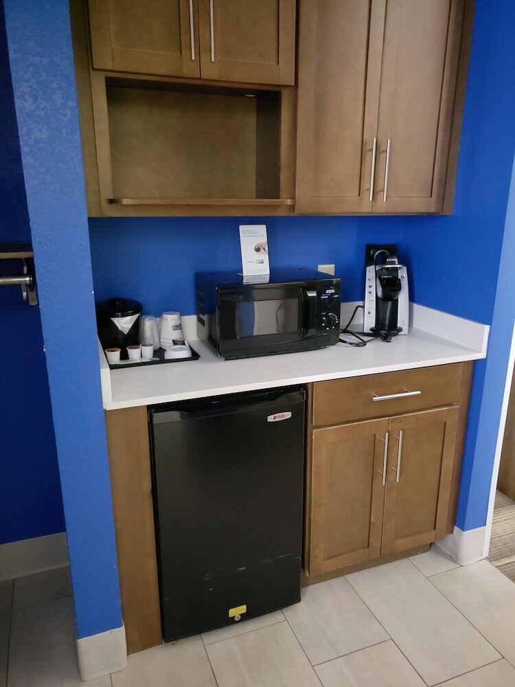 Фото Holiday Inn Express & Suites Raleigh Ne - Medical Ctr Area, an Ihg Hotel