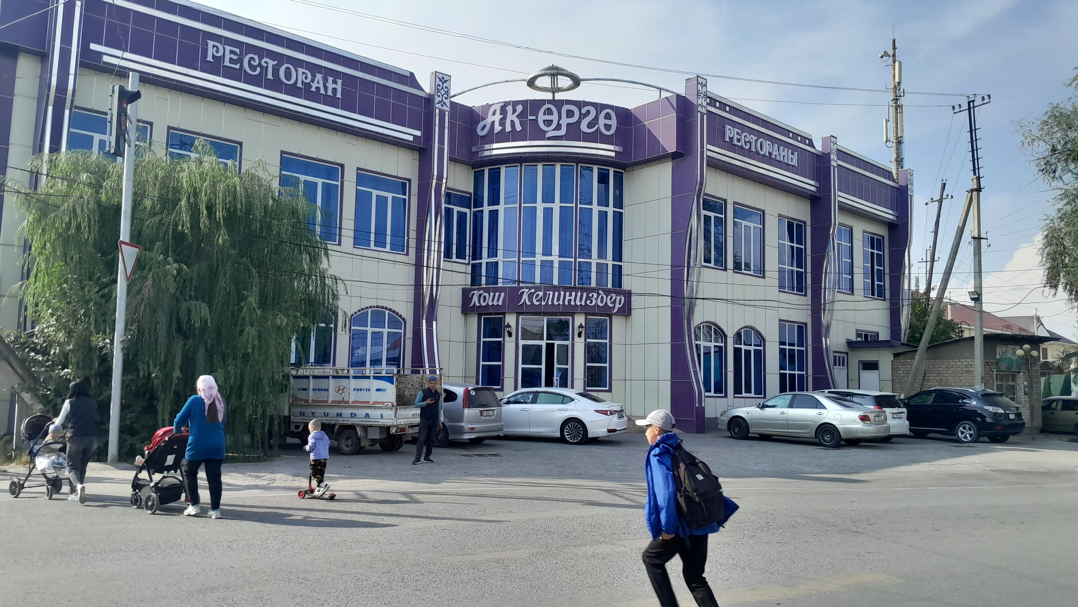 Смотреть порно: Хошой попуга үй қызметкерін