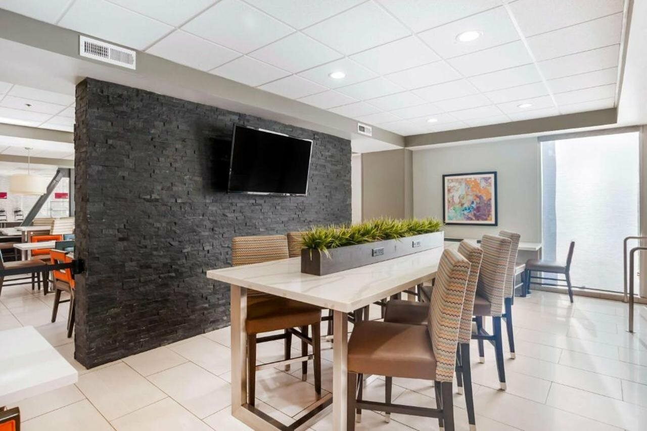 Фото Best Western Plus Commerce Hotel