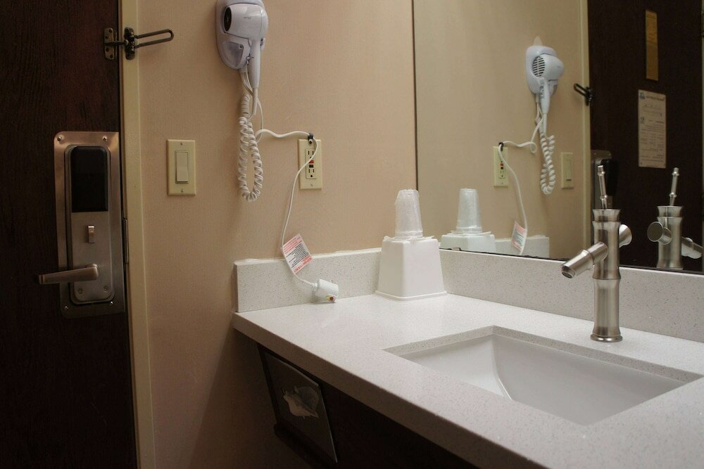 Фото Days Inn by Wyndham Seatac Airport