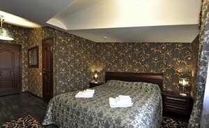 Palace (Zemlyachki Street, 40), hotel