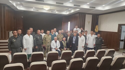 Eshaklarini yalagan doggy uslubini olish uchun leggingsdagi slutsning fotosuratlari