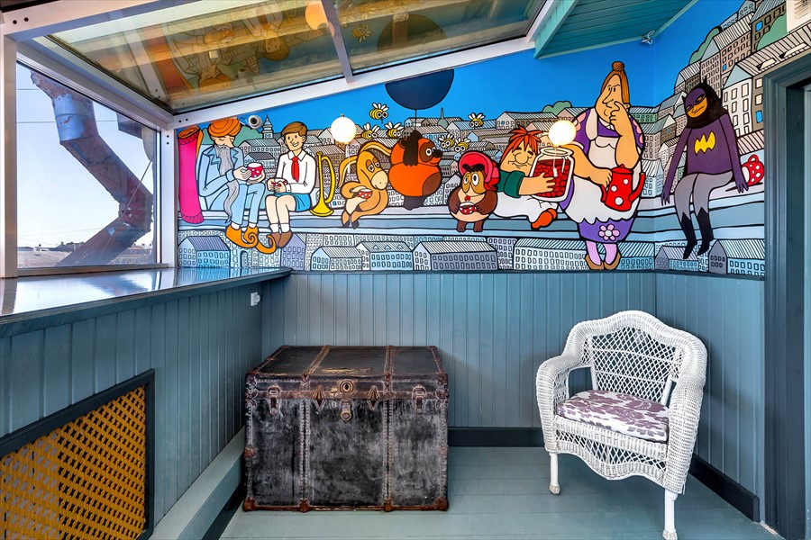 Фото Друзья у Дома Книги