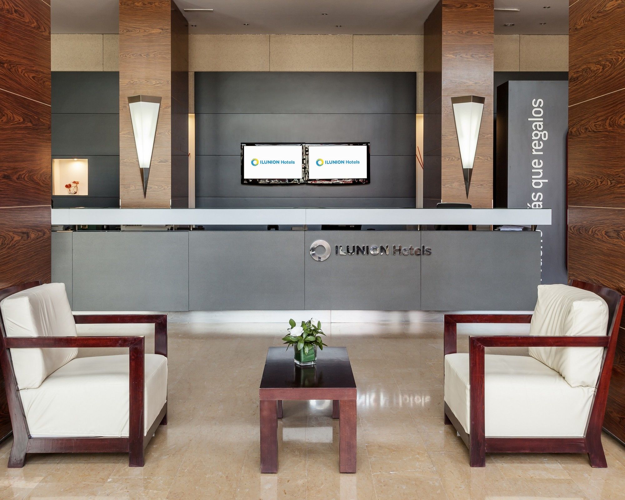 Фото Hotel Ilunion Valencia 4