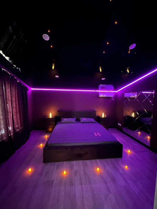 Ашық аяқ киімдегі әйелдер аяқтарының фотосы