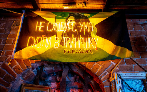 Қысқа юбка киген, кәмелетке толған, толық әйел орындықта отырады. Порно.