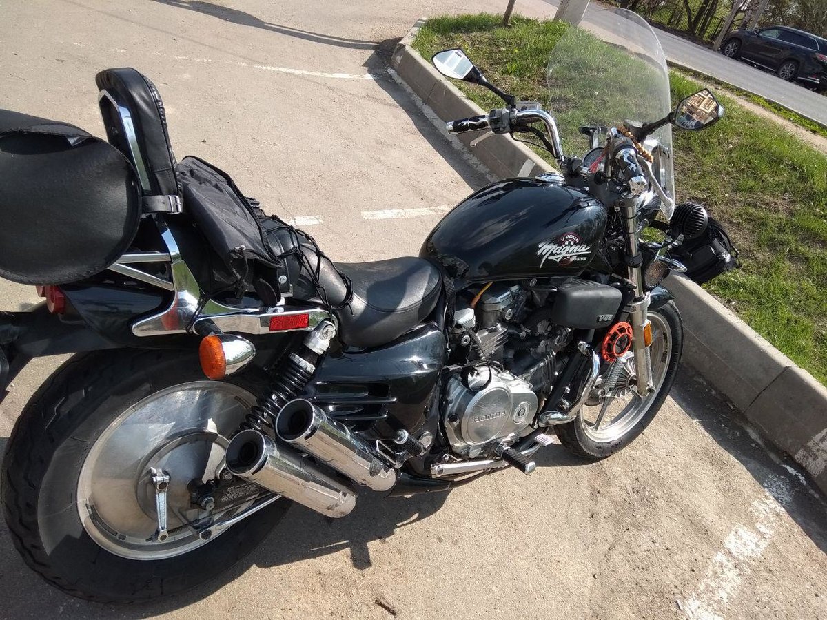 Две красотки у мотоцикла