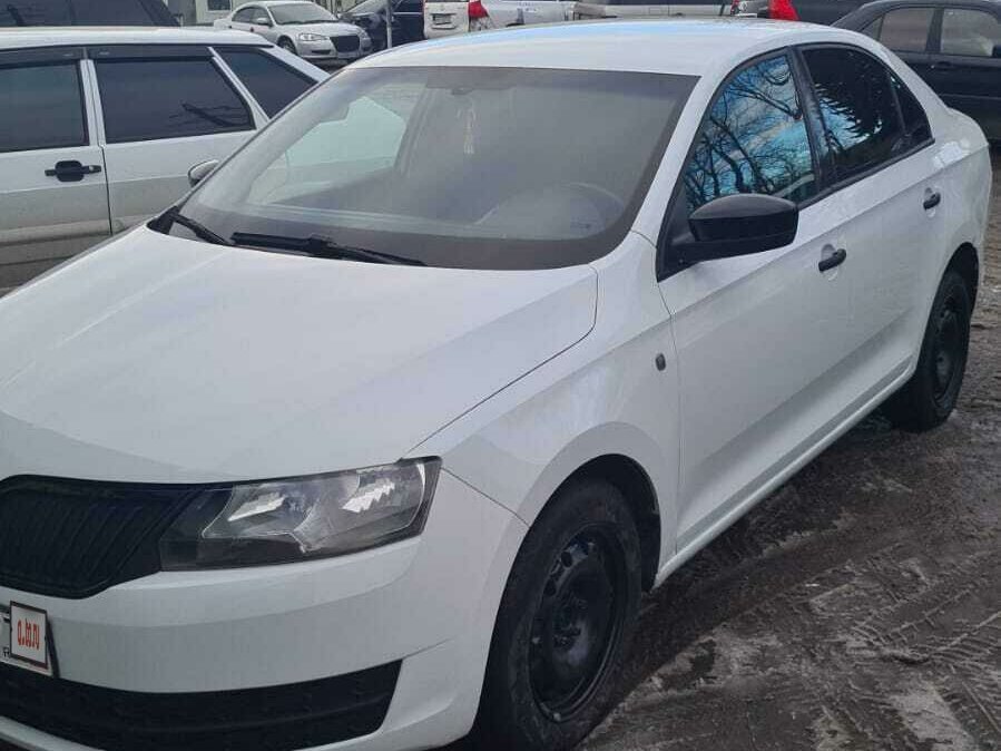 Белая Skoda Rapid 2015