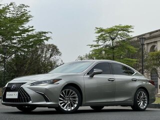 2022 Lexus ES 300h VII Рестайлинг, серебристый, 3600000 рублей, вид 1