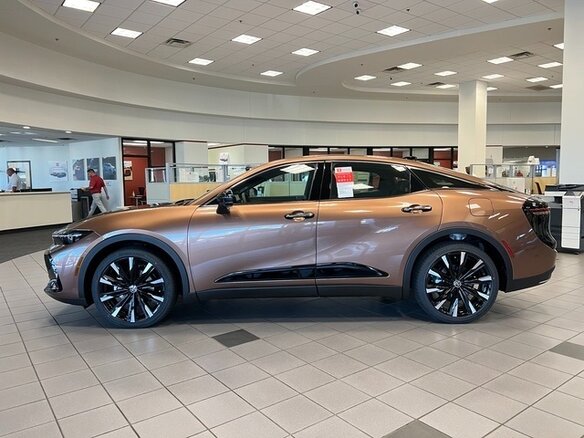 2024 Toyota Crown Crossover XVI (S230), оранжевый, 5688990 рублей - вид 3