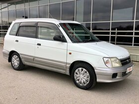 Развитие японской автомобильной компании: история достижений и инноваций