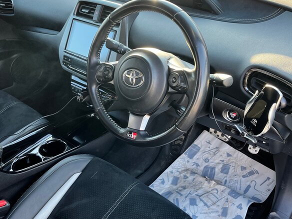 2018 Toyota Prius IV Рестайлинг (XW50), белый, 2350000 рублей - вид 1