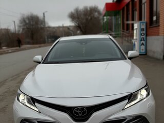 2019 Toyota Camry VIII (XV70), белый, 3500000 рублей, вид 1
