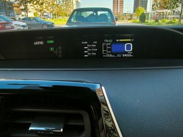 2019 Toyota Prius IV Рестайлинг (XW50), серебристый, 1910000 рублей - вид 10