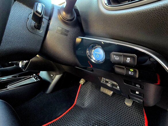 2018 Toyota Prius IV Рестайлинг (XW50), красный, 2700000 рублей - вид 30