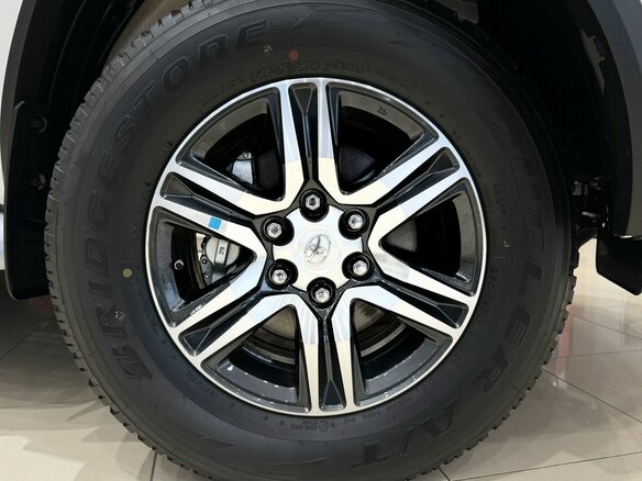 2023 Toyota Fortuner II Рестайлинг, белый, 7500000 рублей - вид 11