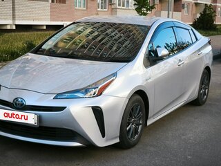 2019 Toyota Prius IV Рестайлинг (XW50), серебристый, 1910000 рублей, вид 1
