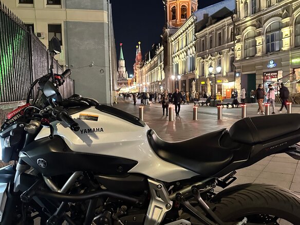 мотоцикл на продажу стоит на фоне города