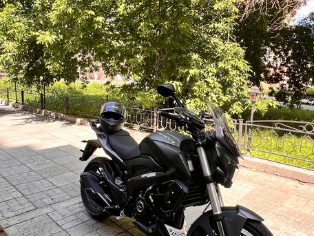 Pulsar dominar 400 on road price sale