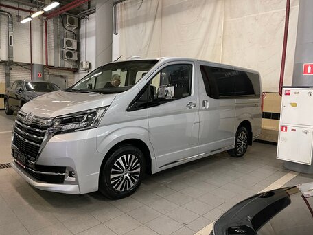 Toyota hiace cheap 5 seater