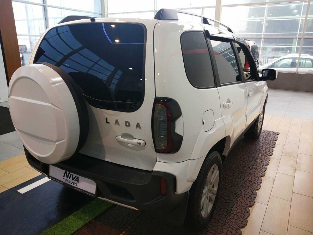Lada Niva Travel белая